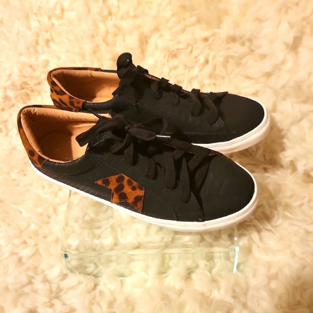 Size 11 Mata tennis shoes